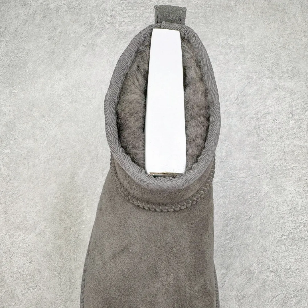 Pick up locally 💰520 UGG 5092 Classic autumn and winter sheepskin and fur integrated snow boots. All shoes are made of ZP. Longfeng A-grade Australian imported sheepskin and fur integrated brand OEM production line. Fully follow the ZP process. OEM original pattern maker. Adhering to the principle of no original shoe development and selection. Pay attention to every detail. The most authentic version on the market. TREADLITE "Light Wing" technology outsole. Light/durable/flexible/pile size: 35 36 37 38 39 40 Coding: by2936070